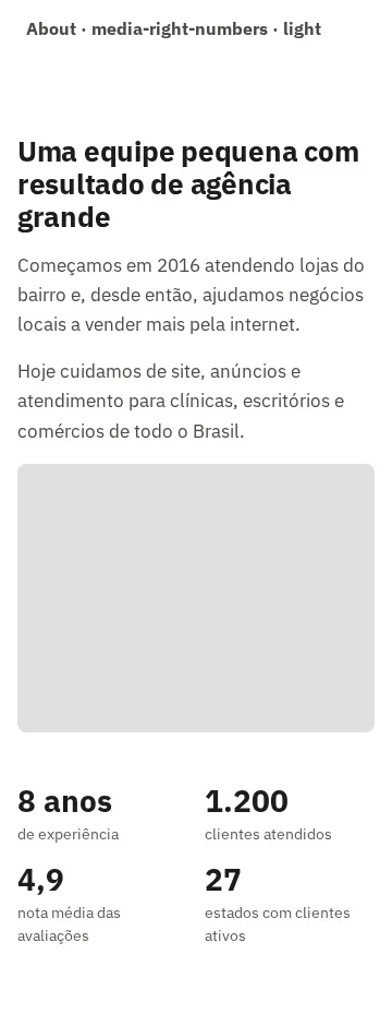 Captura da galeria: seção About, variante media-right-numbers, claro, em 360 px